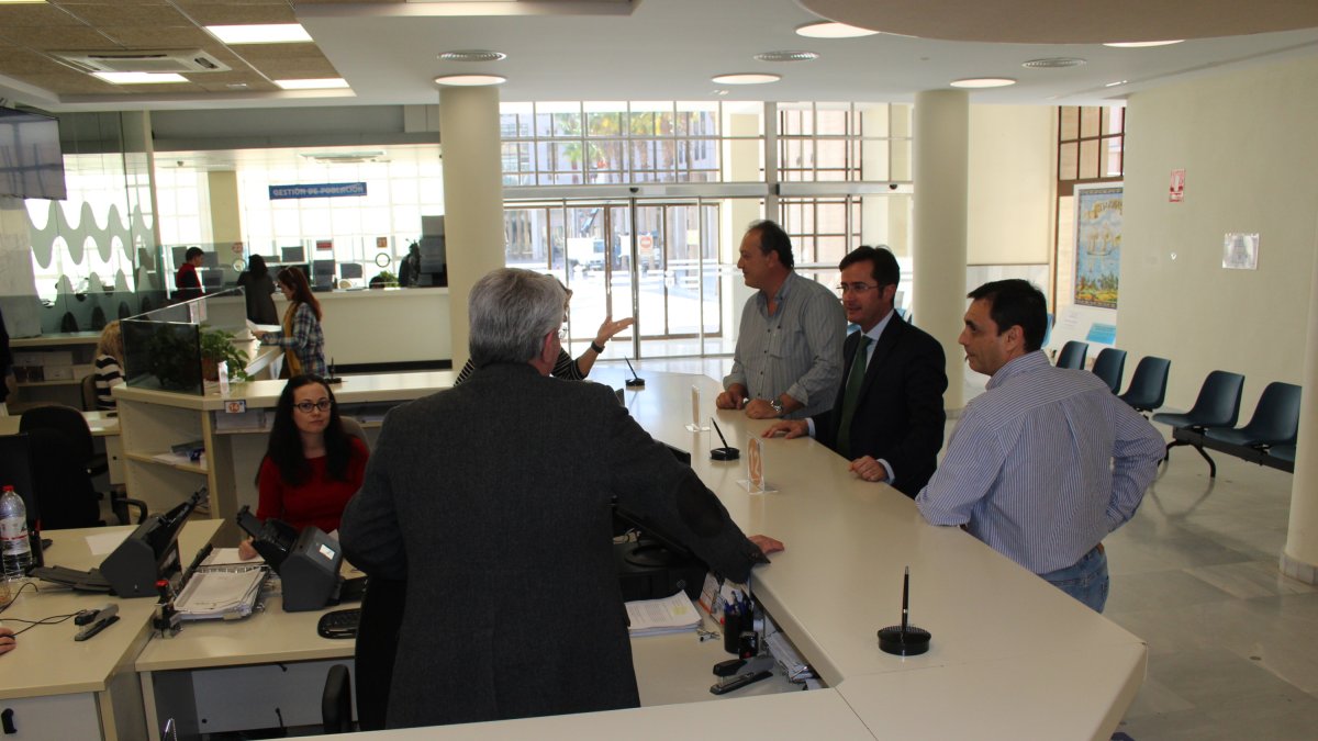 El alcalde, Francisco Góngora, en su visita la Oficina Central de Información.