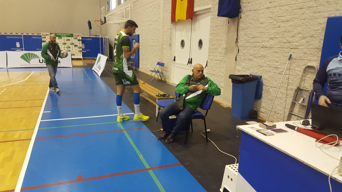 Piero Molducci en el banquillo.