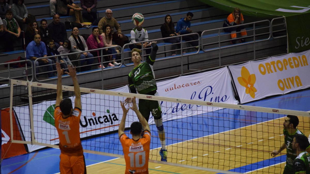 Alemao superando el bloqueo de Radunovic y Altayó.