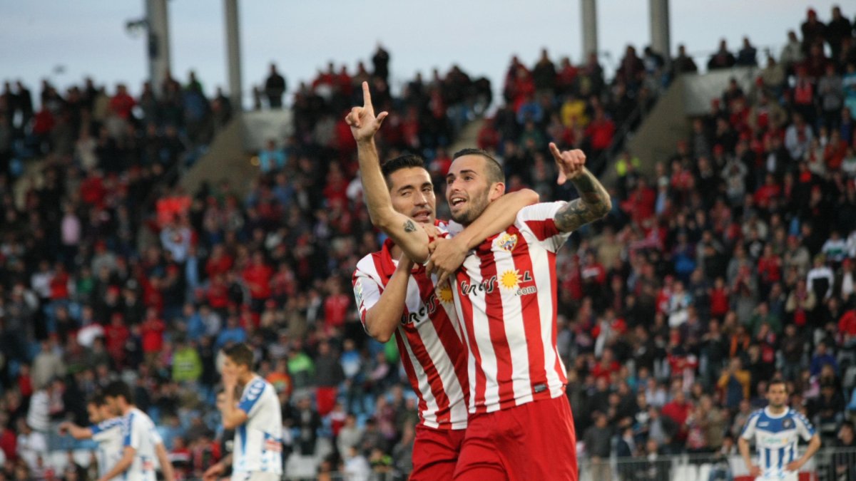 Aleix Vidal y Charles celebran un gol del Almería.