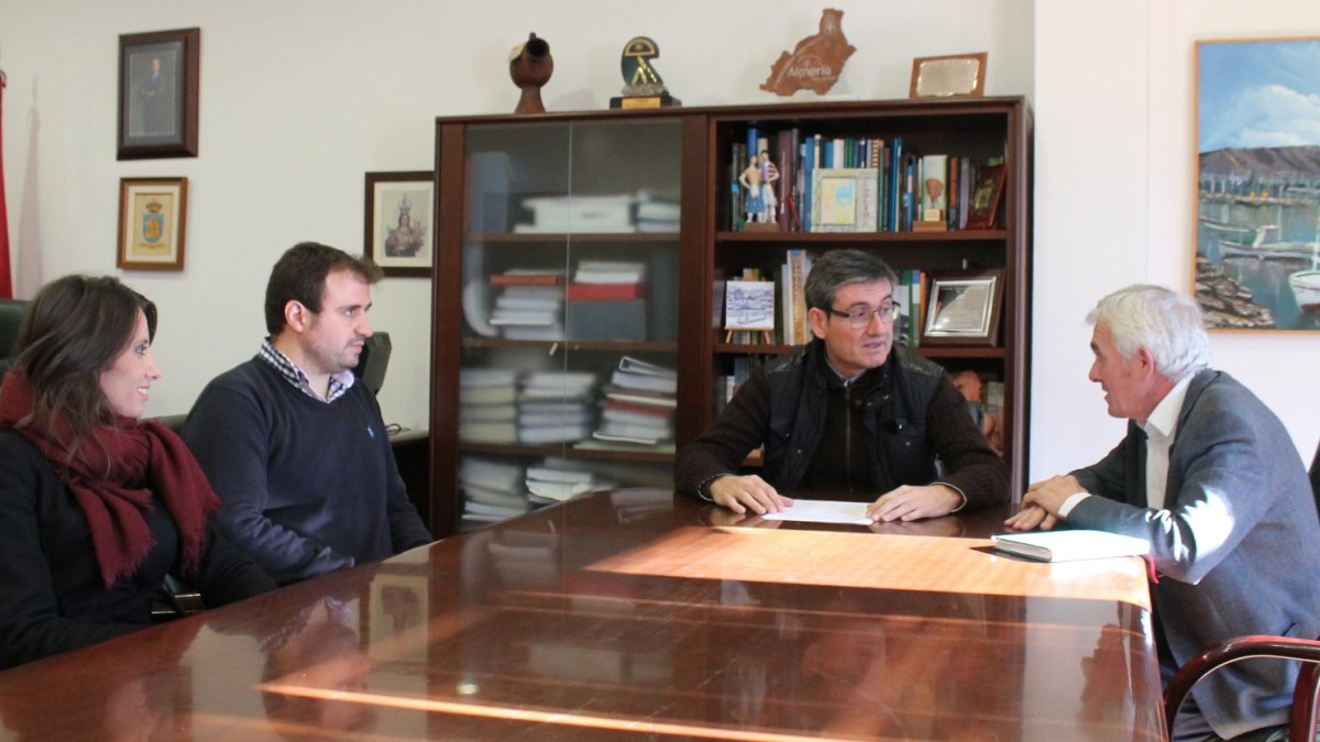 José Manuel Muñoz en la firma del acuerdo.