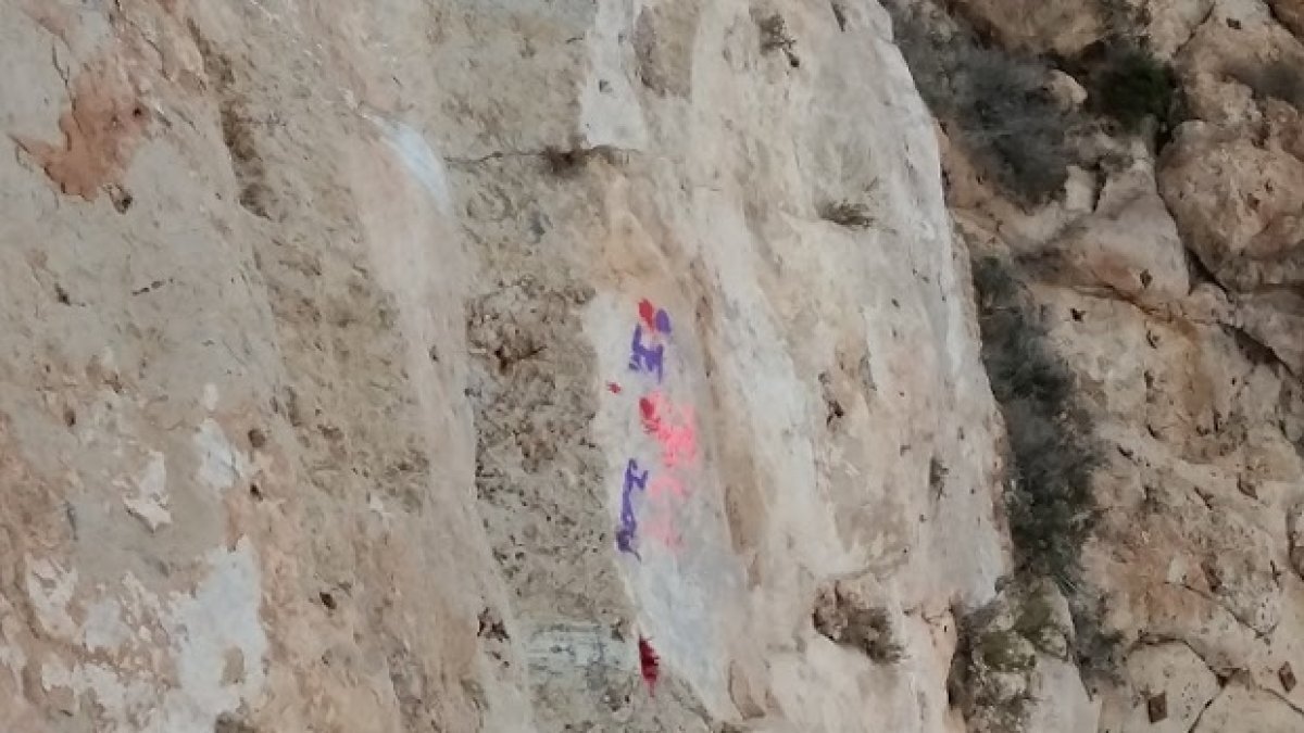 Imagen de archivo de otras pintadas que aparecieron en el lateral de La Alcazaba.