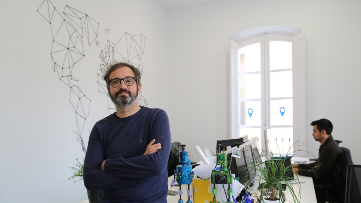 Luis Roca, fundador del Space Coworking, en la plaza de la Administración Vieja.