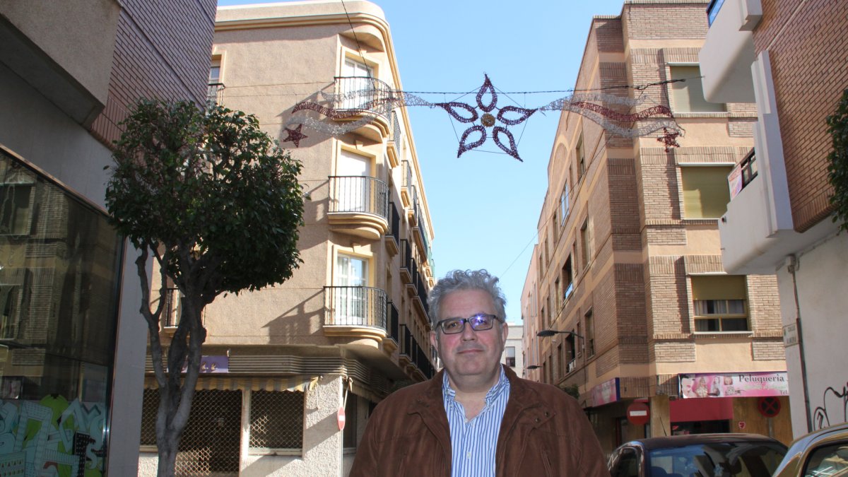 Tomás Elorrieta delante de uno de los adornos navideños en las calles de El Ejido.