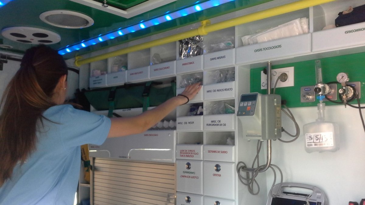 Una sanitaria en el interior de una unidad móvil del 061.