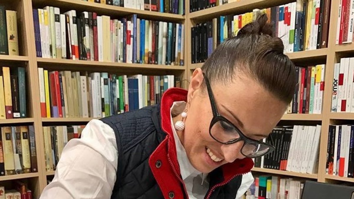 Mª del Mar Saldaña firma un ejemplar de su última obra.