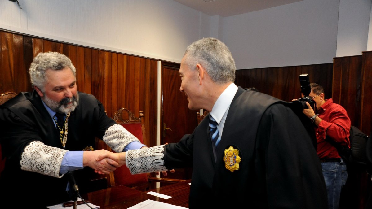 García Calderón saluda a Antonio Pérez-Gallegos en la toma de posesión de 2011