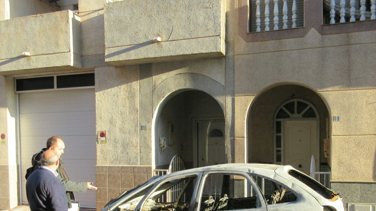 Vehículo quemado recientemente en una de las calles roqueteras.