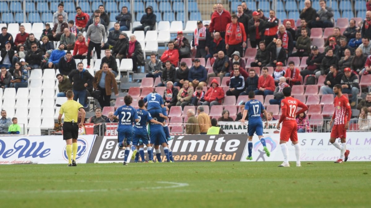 Los jugadores del Getafe celebran un gol de pizarra.