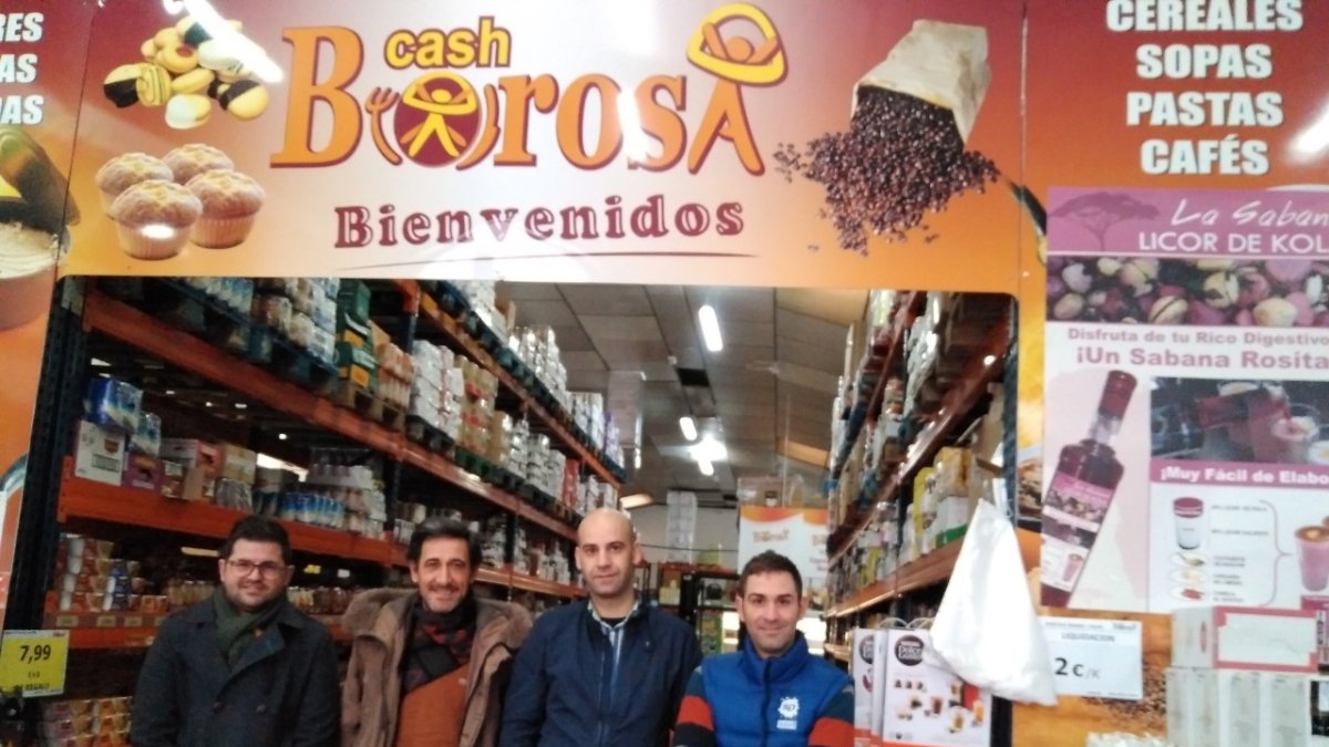 Los concejales con Sergio Domínguez en Cash Borosa.
