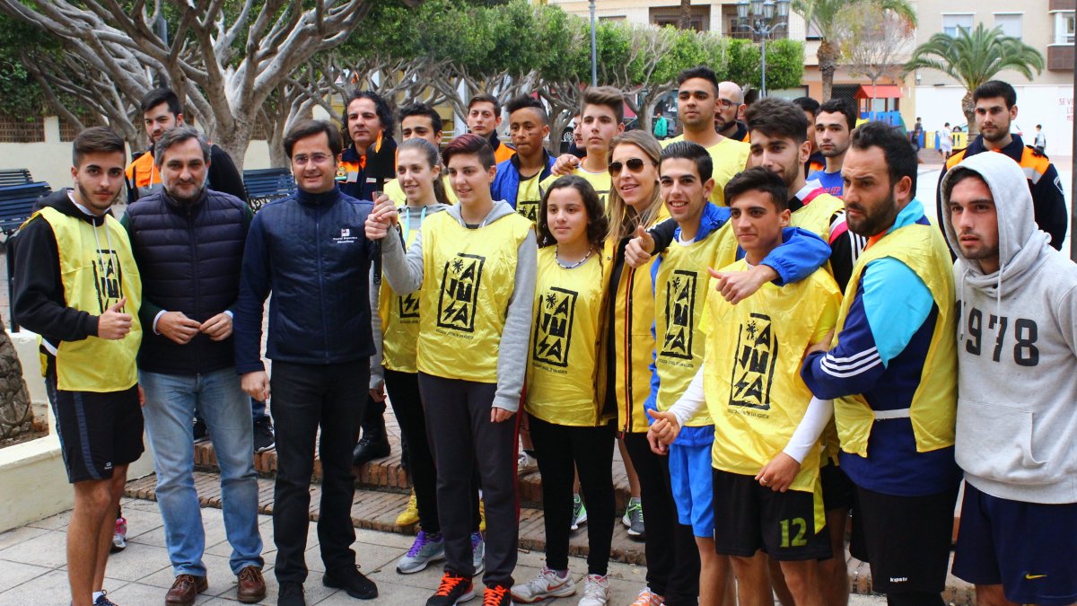 Corredores con el alcalde de El Ejido dispuestos a prender la antorcha de San Antón.