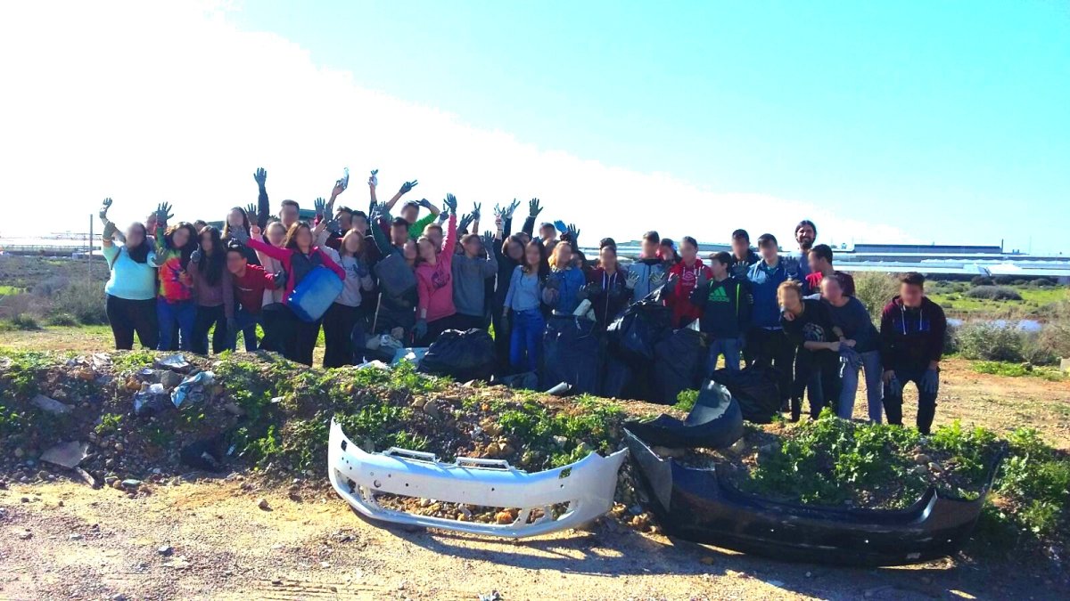 Alumnos del IES Fuente Nueva en el espacio de los artos de El Ejido.