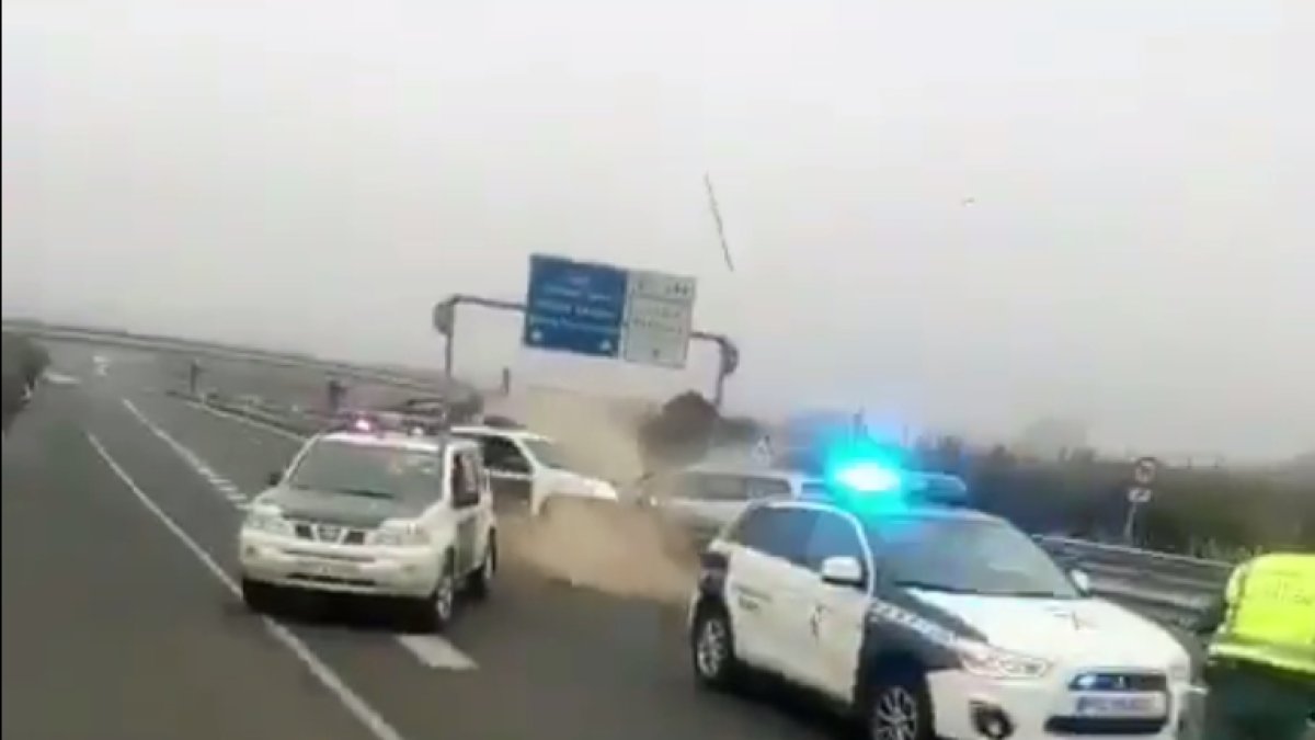 Impacto del kamikaze contra los vehículos de la Guardia Civil en la A92.