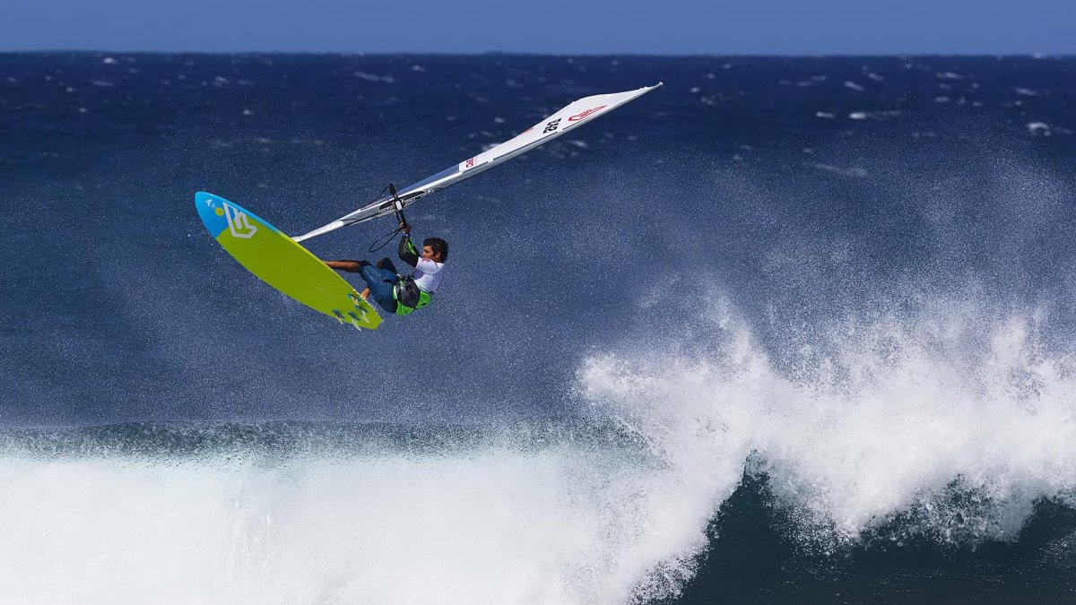 El campeón del mundo de windsurf, el almeriense Víctor Fernández, participa en el encuentro médico.