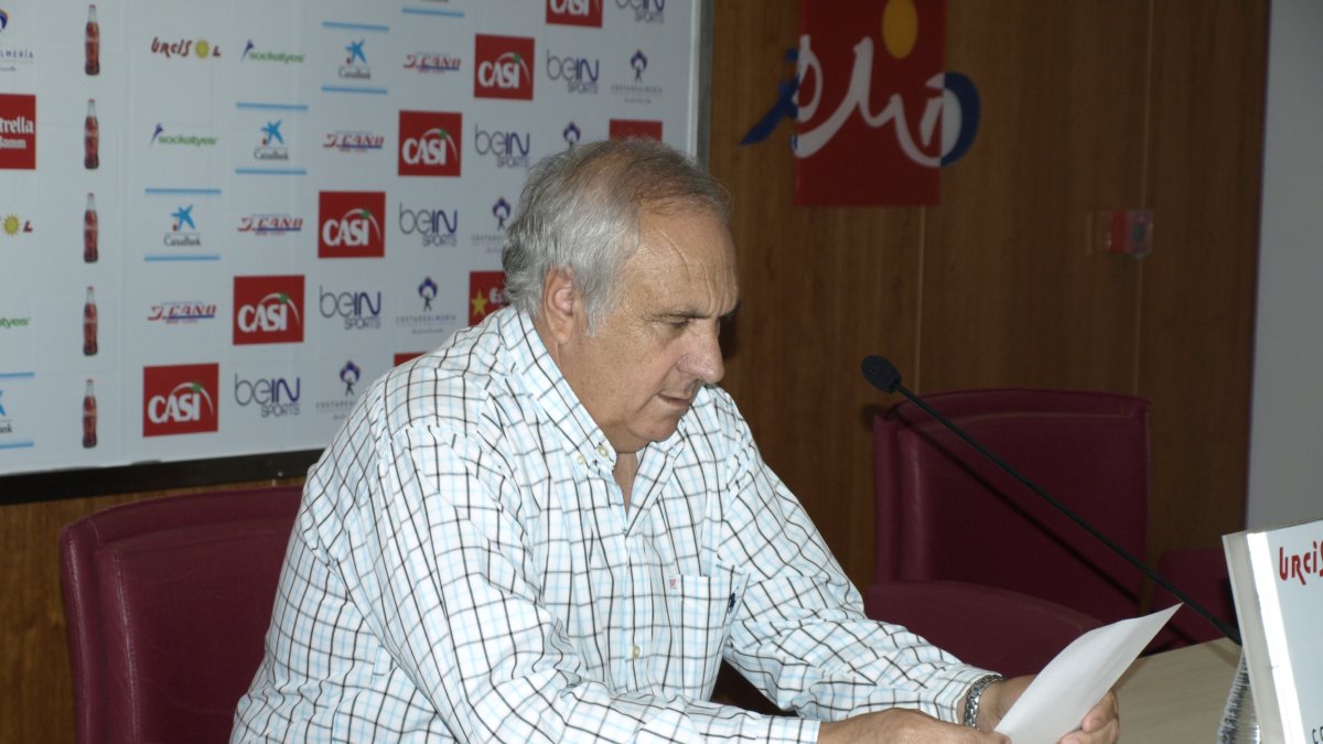 Alfonso García repasa la lista de fichajes.