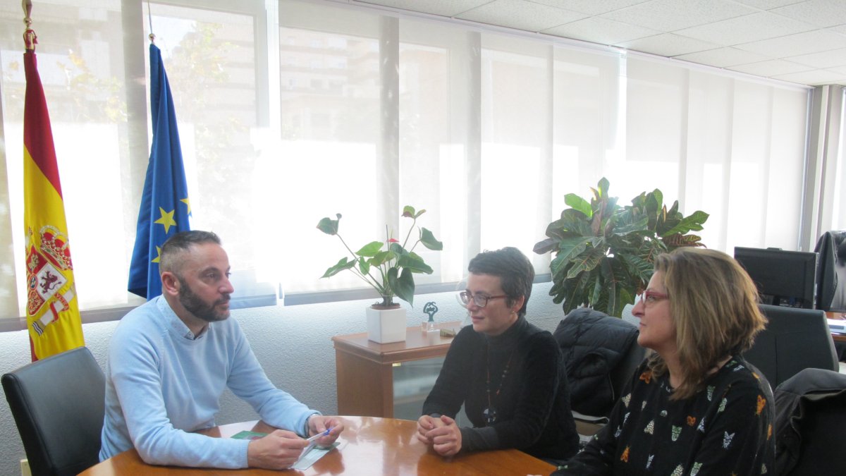 Encuentro del delegado con la Pta. del Colegio de Ingenieros.