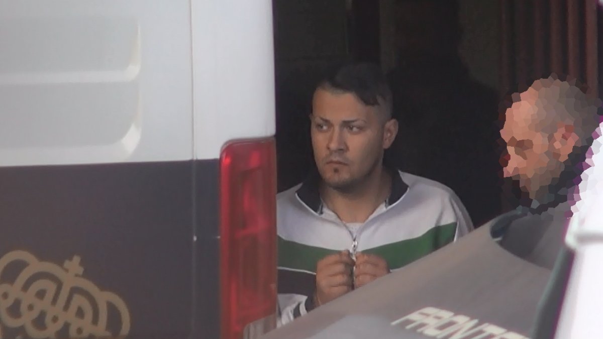 El detenido sale escoltado de la Comisaría y entra en un furgón policial