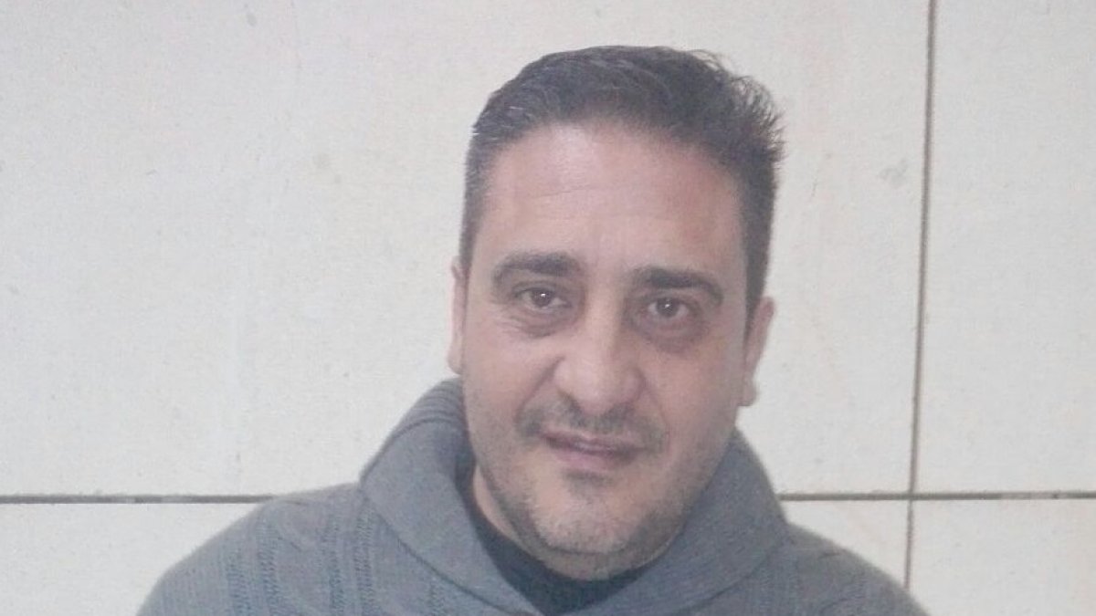 Rafael Jiménez muestra un ejemplar de su novela.