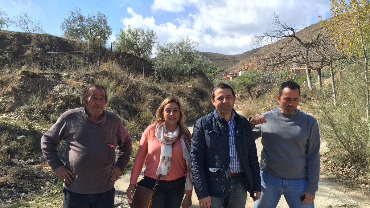 Imagen de la diputada con regantes de Macael.