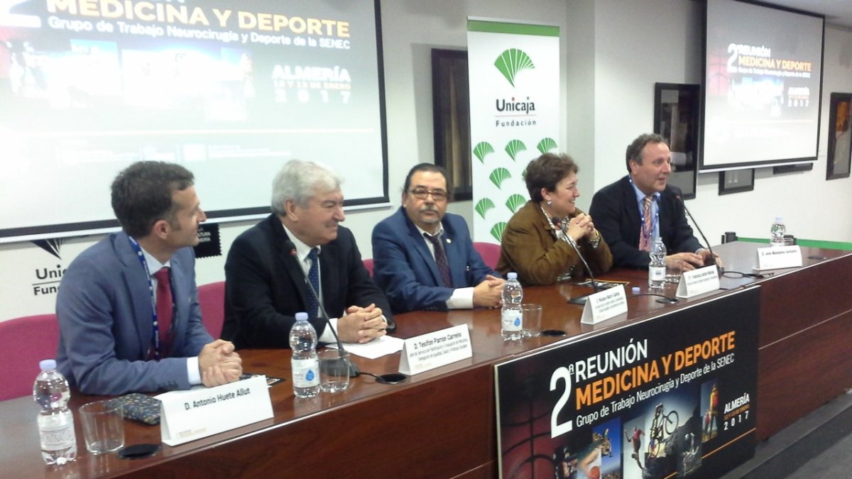 Mesa inaugural y público asistente a la 2ª Reunión de Medicina y Deporte organizada por la Unidad de Neurocirugía del Complejo Hospitalario Torrecárd