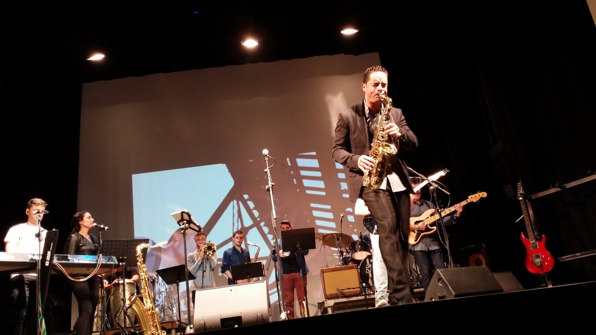 Juanma Linde con sus músicos, durante la presentación de First Steps en el Apolo.