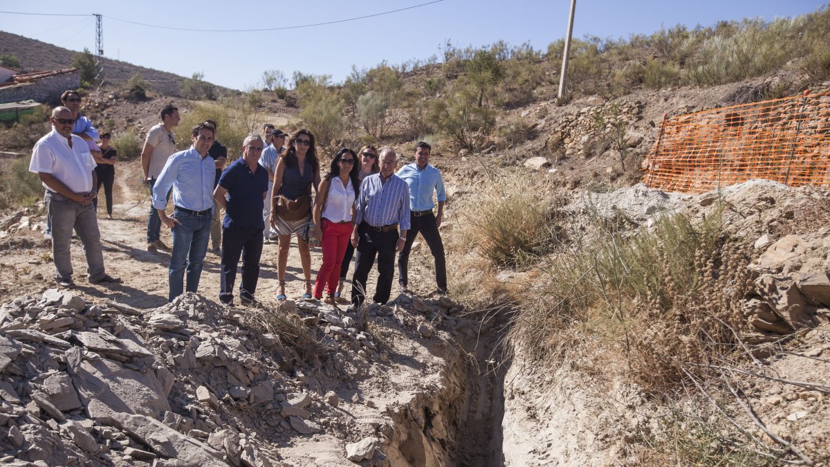 Miembros de Diputación y de los municipios afectados en una de las zonas de actuación.