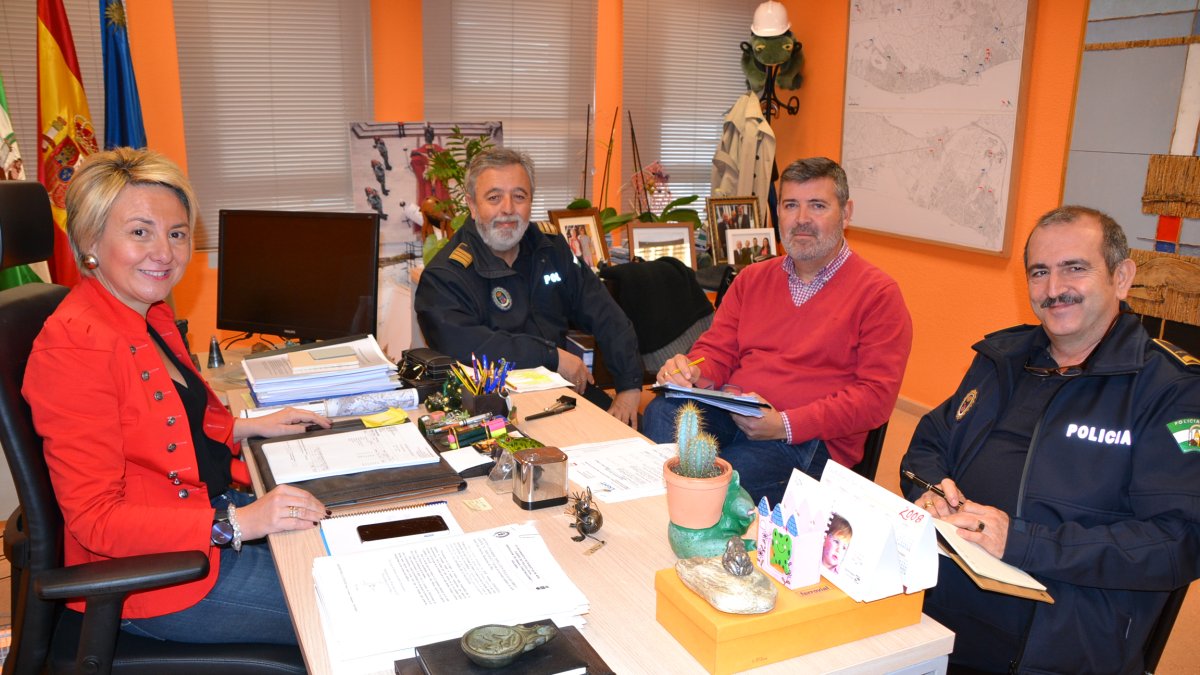 Reunión de la concejal Eloísa Cabrera y responsables de la Policía Local sobre las campañas y obras de tráfico en 2017.