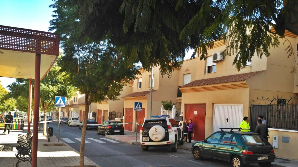 La Guardia Civil ha acordonado la zona donde ha tenido lugar el asesinato.