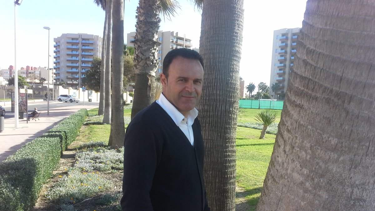 Salmerón en el jardín que hay frente al Auditorio Maestro Padilla.