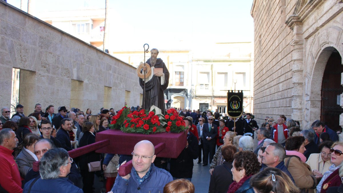 Salida de la Iglesia Parroquial de San Juan de la imagen de San Antón, acompañada por la Asociación Musical Unión Benahadux.
