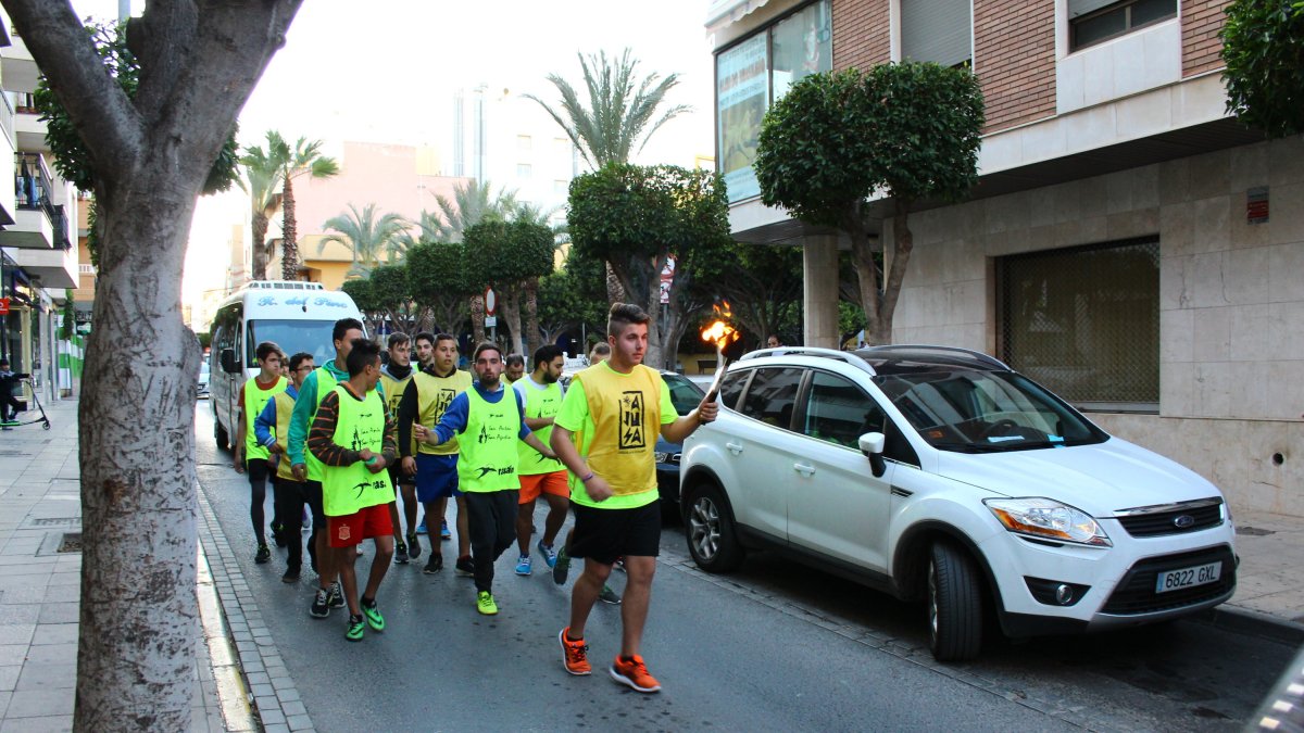 Los voluntarios, con la antorcha de San Antón, recorriendo las calles de El Ejido.