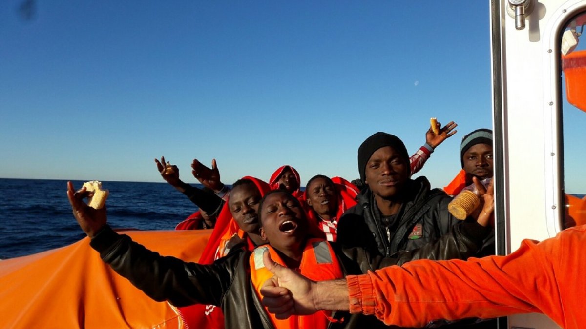 Migrantes rescatados, manifiestan su alegría a bordo de la salvamar Denébola. Imagen de Salvamento M