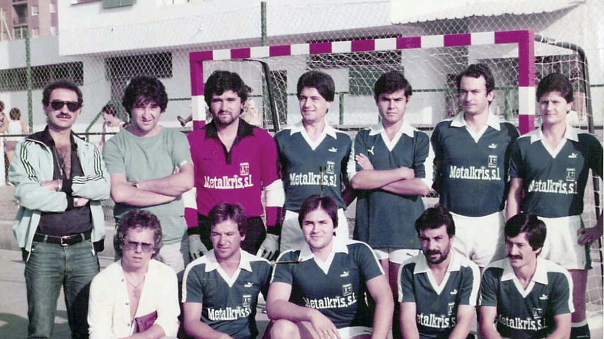 miguel Uclés, (de pie, el segundo por la derecha), en sus años de jugador y promotor del fútbol sala. En la fotografía aparecen otros peluqueros hist