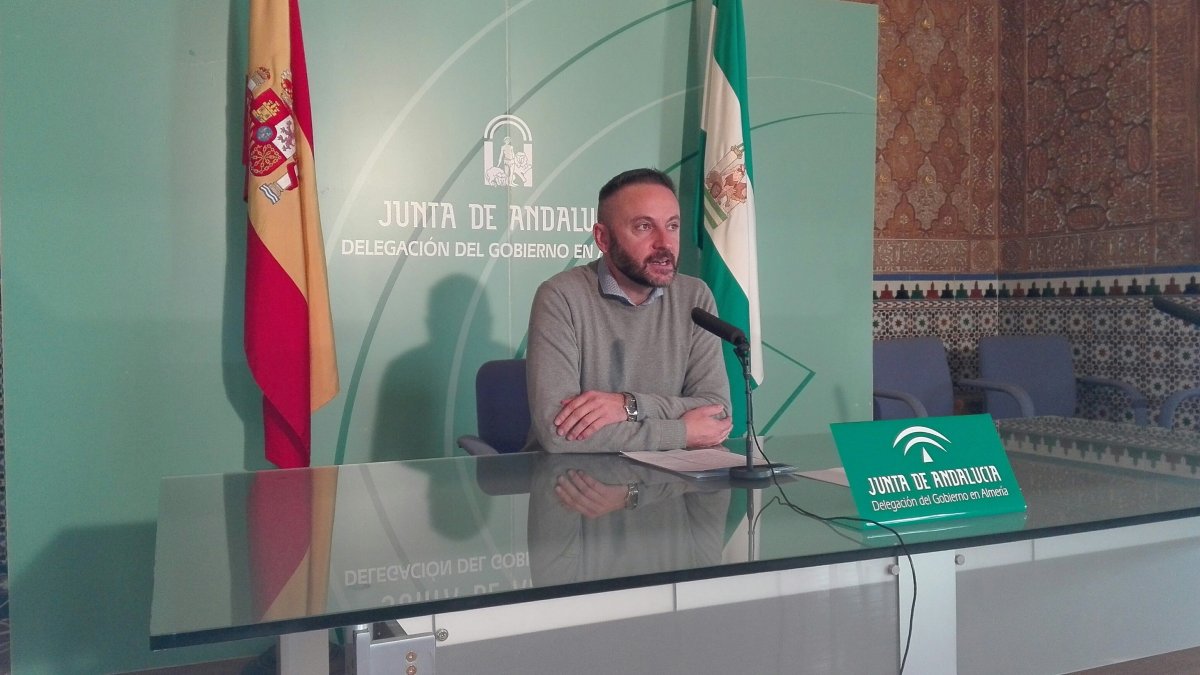 El delegado territorial de Economía, Innovación, Ciencia y Empleo durante la rueda de prensa sobre comercio.