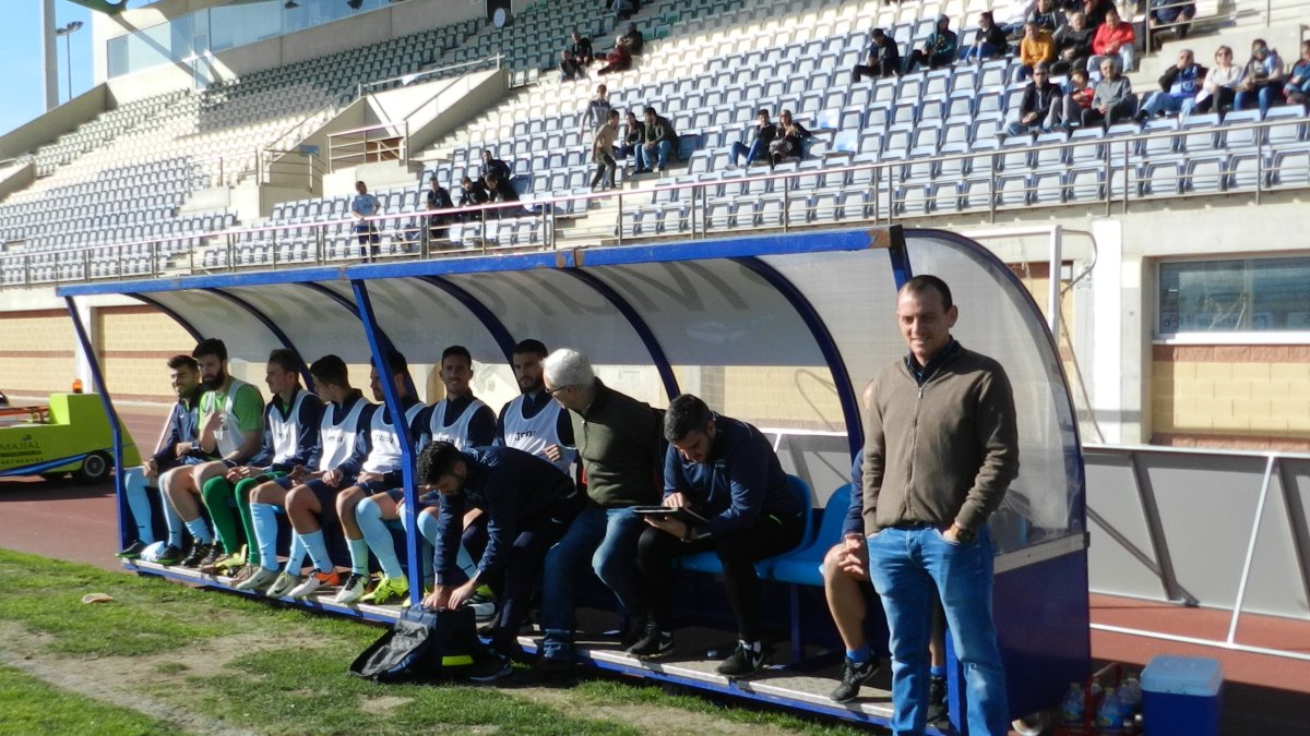 Alberto González en el banquillo del CD El Ejido.