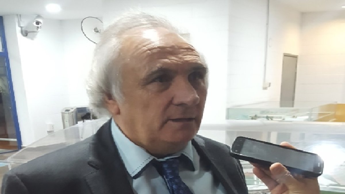 Alfonso García, atendiendo a LA VOZ y Cadena SER.