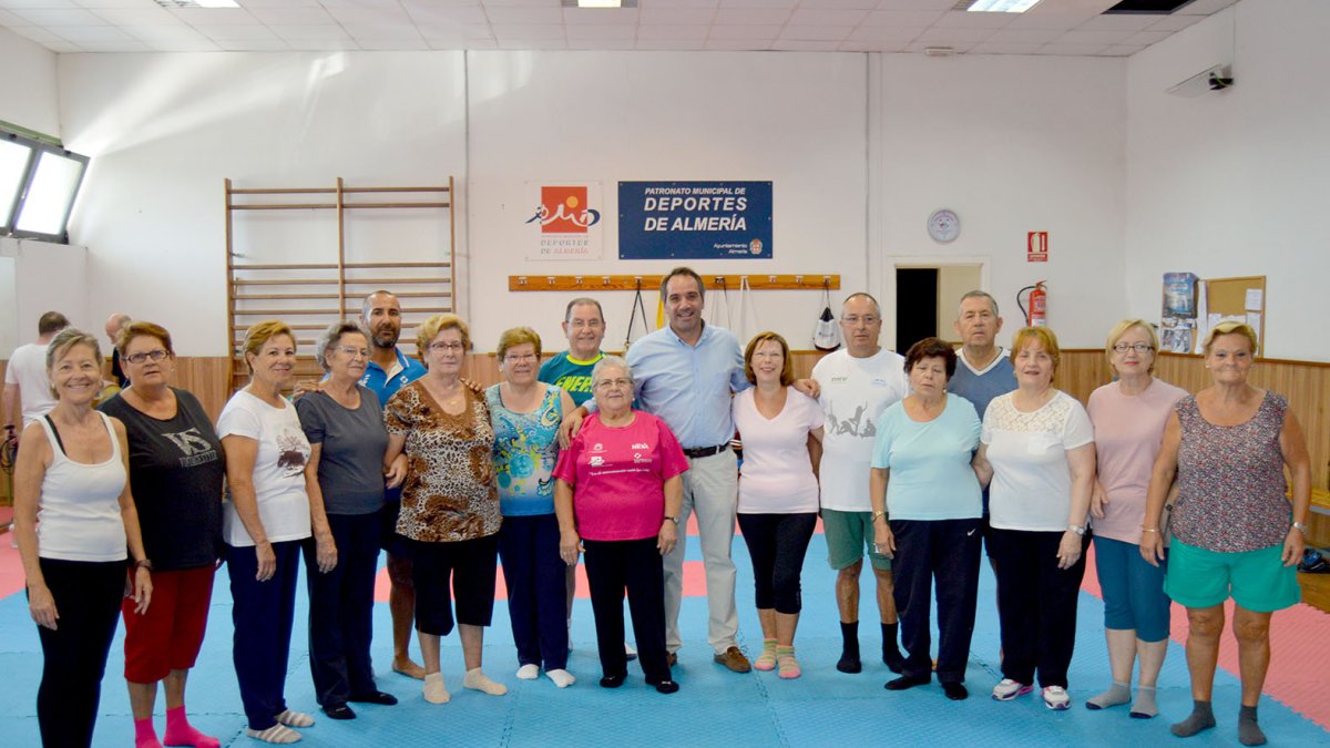 Los participantes en la actividad con el concejal de Deportes.