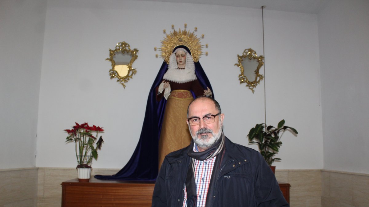 José Antonio García Pardo, hermano mayor de la Hermandad del Calvario, ante la Virgen de las Lágrimas, en la ermita de San Antón.