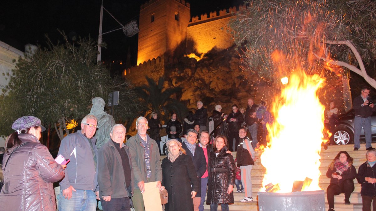 El Mirador de la Alcazaba congregó a mayor número de vecinos en torno a la hoguera y la convivencia.