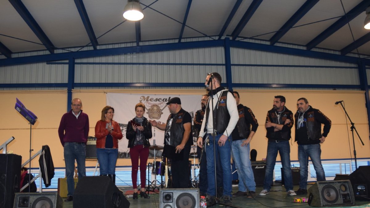 La alcaldesa de Gádor, Lourdes Ramos, con la viuda de Víctor.