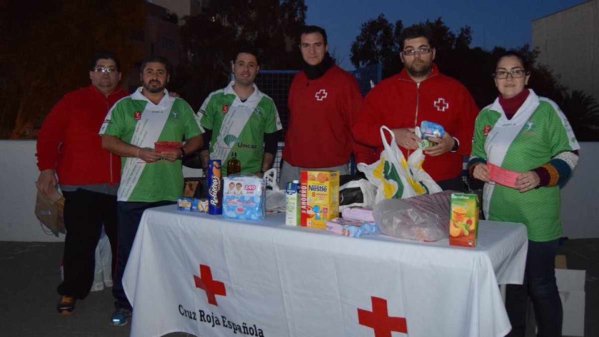 Una de las mesas solidarias en el Moisés Ruiz.