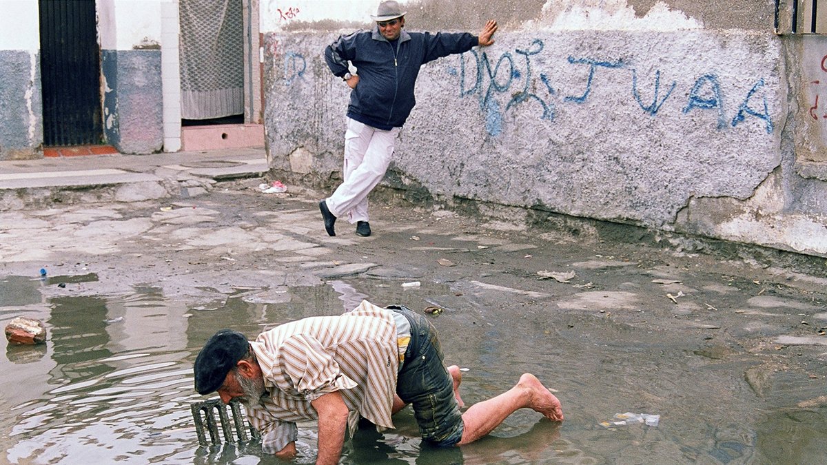 Imagen  que se repite con frecuencia en el barrio de el Puche cuando llueve y las alcantarillas se quedan taponadas inundando las calles. La fotograf
