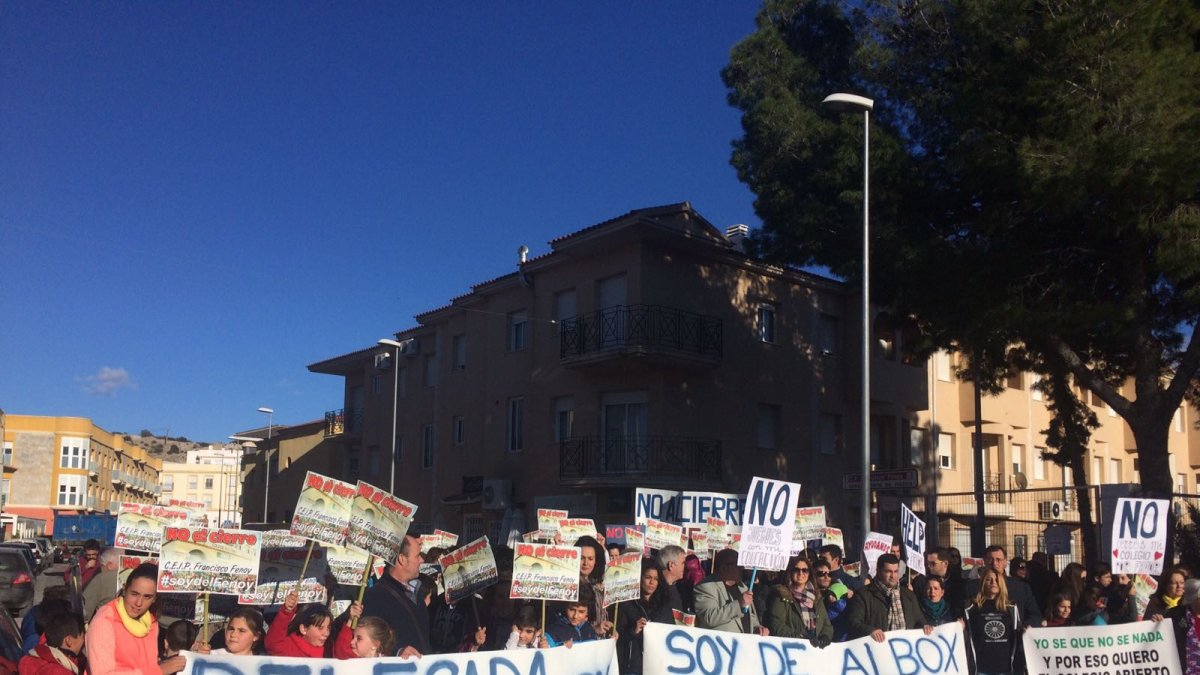 Manifestación de padres de alumnos en protesta por el cierre del Fenoy.