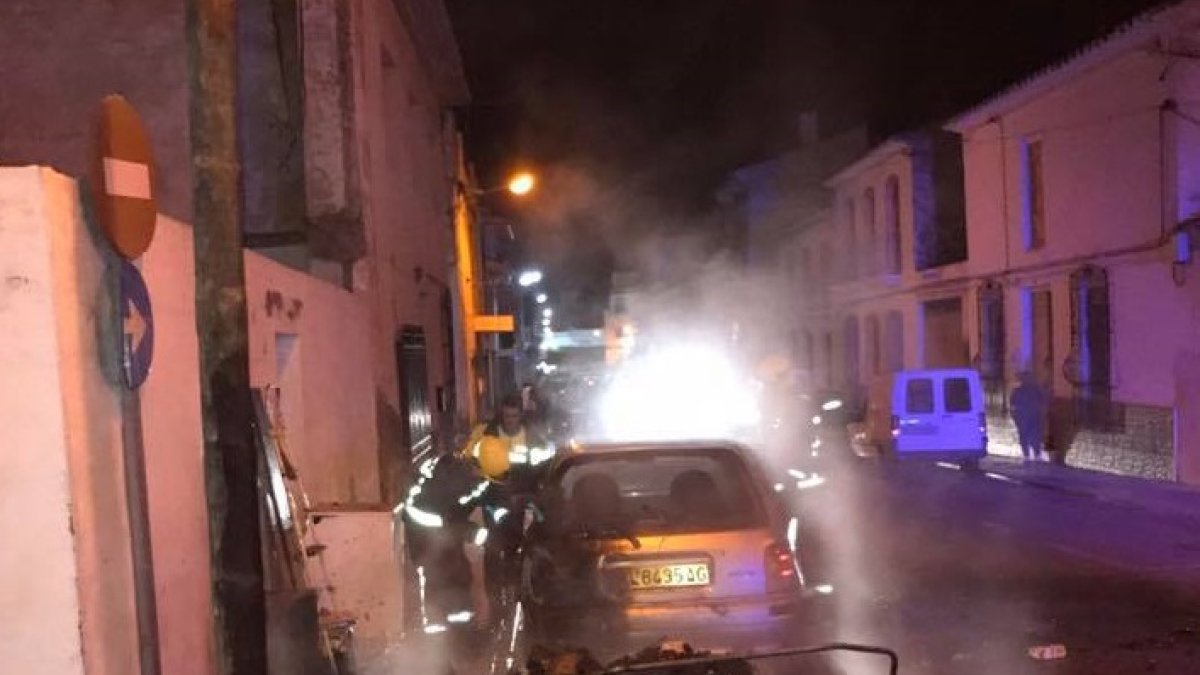 Incendio en un contenedor que provocó daños en un coche.
