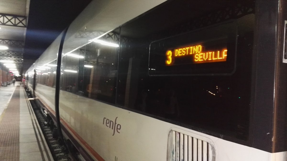 Imagen de tren con destino a Sevilla.