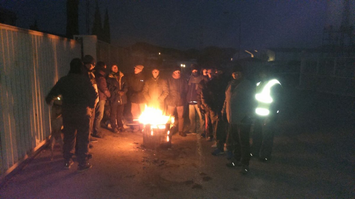 Trabajadores a primera hora de la mañana de hoy frente a la empresa.