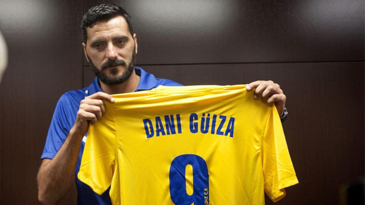 Dani Güiza con la camiseta del Cádiz.