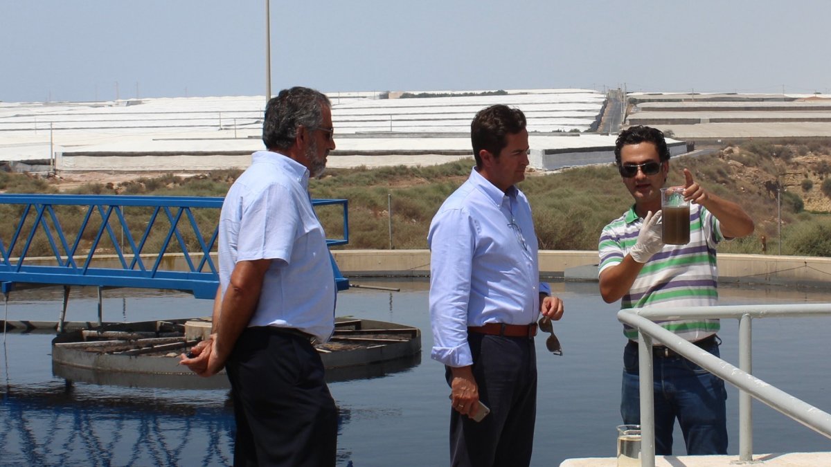 El alcalde de El Ejido, Francisco Góngora, acompañado por el concejal de Obras Públicas de El Ejido, José Andrés Cano, es una visita a la EDAR. Foto