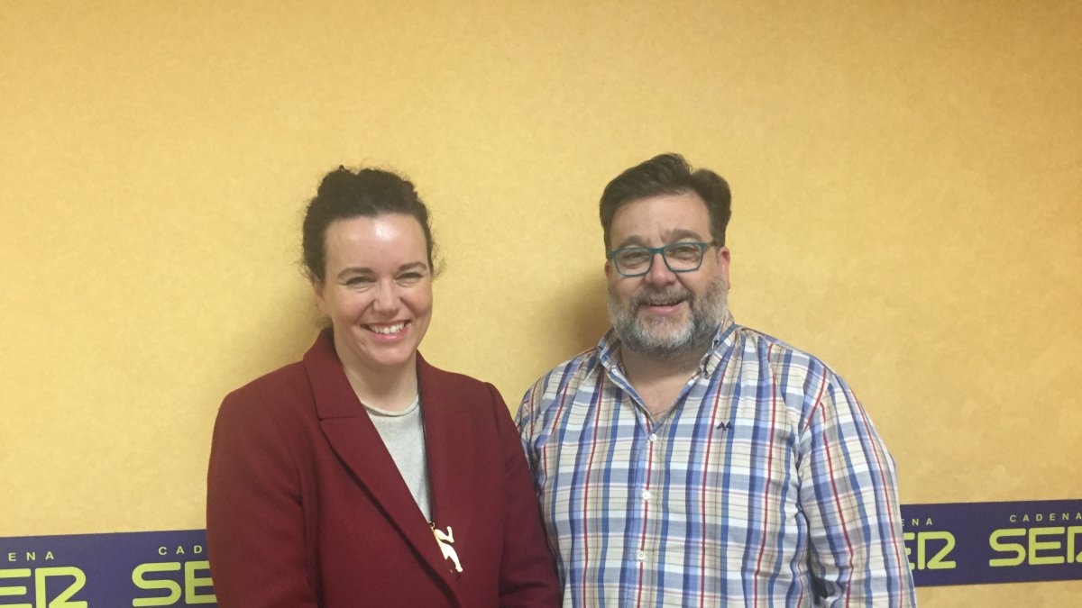 Beba Pérez, junto al periodista Alfredo Casas, en el estudio de SER Almería.