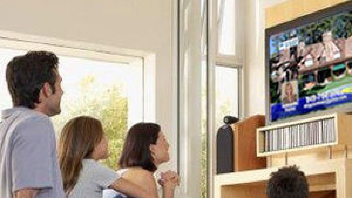 Familia viendo la televisión.